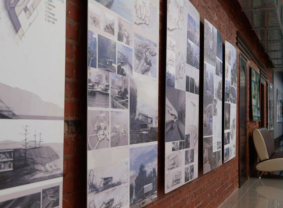 Культурный центр «Порт». Крупноформатные фотоколлажи на фоне кирпичных стен.