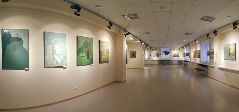 Галерея современного искусства «Стерх». Экспозиция картин в большом зале галереи.